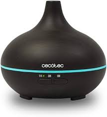 Humidificador ultrasónico Cecotec de color negro con luz LED azul, diseño moderno y minimalista para aromaterapia y decoración de hogar.