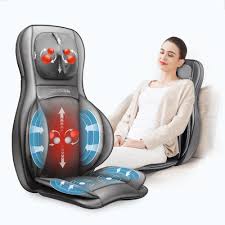 Imagen del asiento masajeador integral de cuerpo completo en tela gris sobre una poltrona. Detalla los nodos de masaje para la columna vertebral y la zona cervical, con el mando a distancia visible, perfecto para un spa en casa.