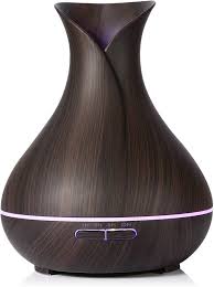 Difusor de aceites esenciales Kbaybo con acabado en madera oscura y diseño en forma de jarrón elegante, ideal para relajación y yoga.