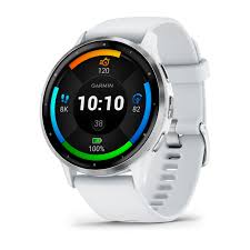 Close macro e detalhado do smartwatch Garmin Venu 3 com caixa de aço inoxidável na cor ardósia (slate) e uma pulseira de couro preto premium com costuras sutis. O relógio está apoiado sobre a superfície de mármore branco veado, com o perfil ligeiramente voltado para a direita. A tela AMOLED exibe um mostrador esportivo e técnico, mostrando a hora analógica, data e métricas de desempenho (passos, bateria e zona de frequência cardíaca). O design é robusto e elegante, com foco na textura do couro e no brilho do metal.