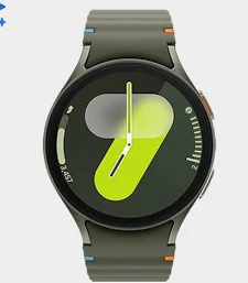 Uma foto focada e nítida do Samsung Galaxy Watch7 com caixa de alumínio prateado e uma pulseira de borracha (ridge band) cinza claro. O smartwatch está posicionado sobre uma superfície de mármore branco texturizado, ligeiramente inclinado para a direita. A tela redonda AMOLED exibe um mostrador de saúde detalhado, mostrando a hora (10:09) em destaque, dados de queima de calorias, frequência cardíaca e progresso de passos. A iluminação é difusa, destacando os contornos e o design moderno do relógio Android premium.